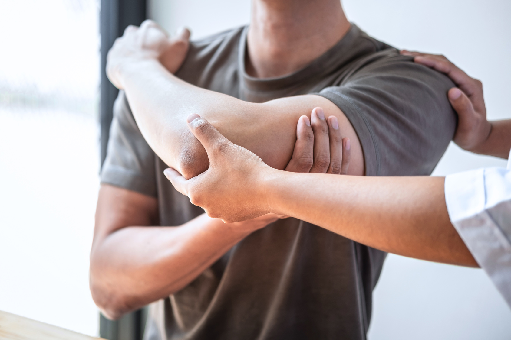Physiotherapeutisch angeleitete Bewegung des Schultergelenks