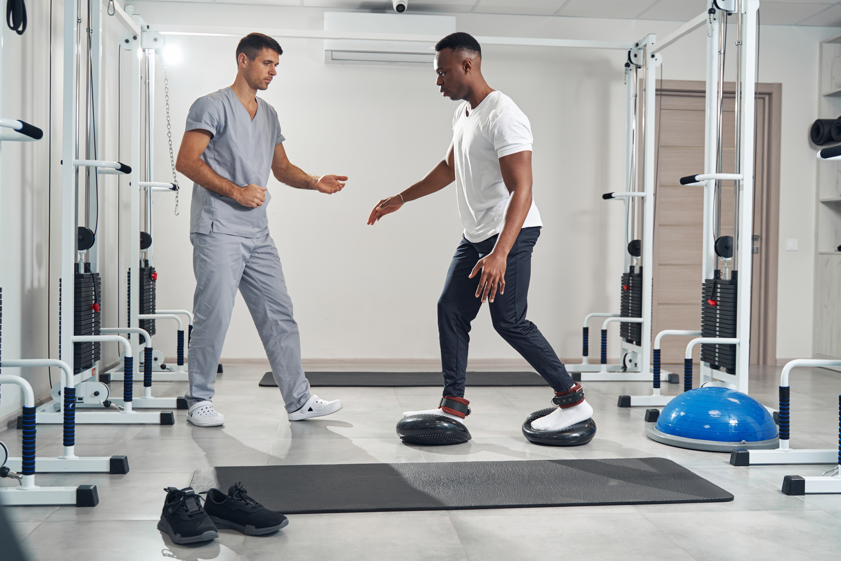 Begleitetes Gleichgewichtstraining im physiotherapeutischen Trainingsraum